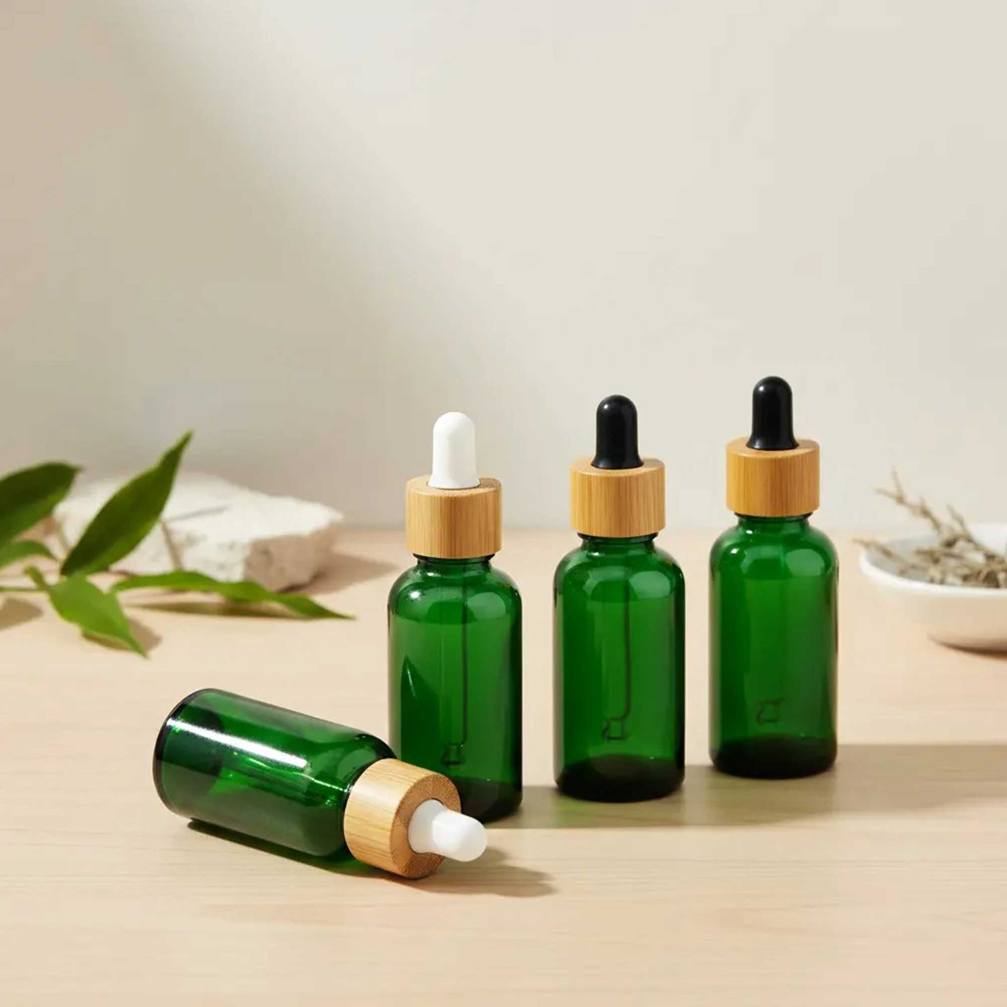 Staklene bočice sa pipetom za serume, ulja i aktivne koncentrate – transparentne, braon i crne varijante, luksuzne pipete