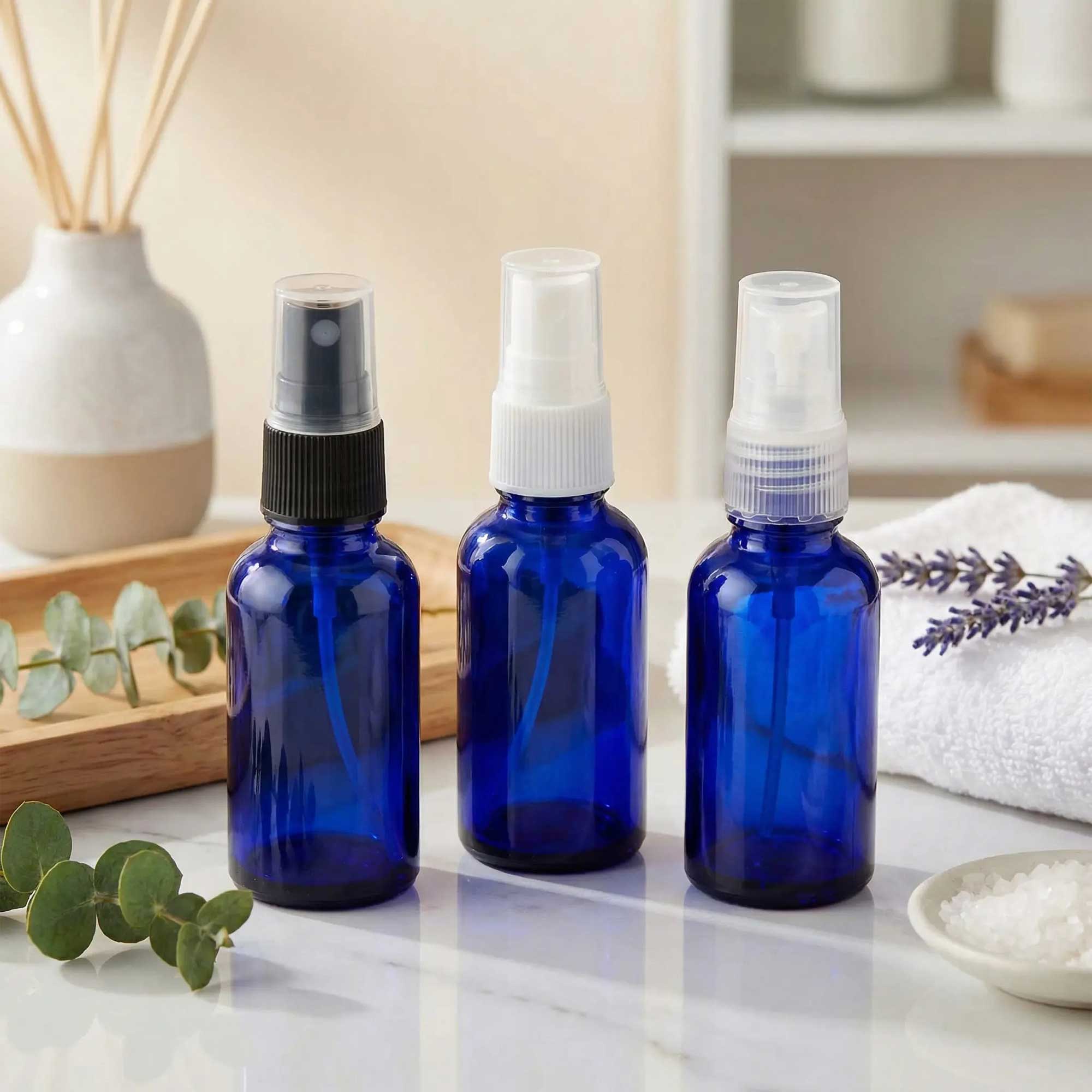 Staklene sprej bočice za kozmetičke proizvode – transparentne, braon, plave, zelene i crne varijante sa raspršivačem