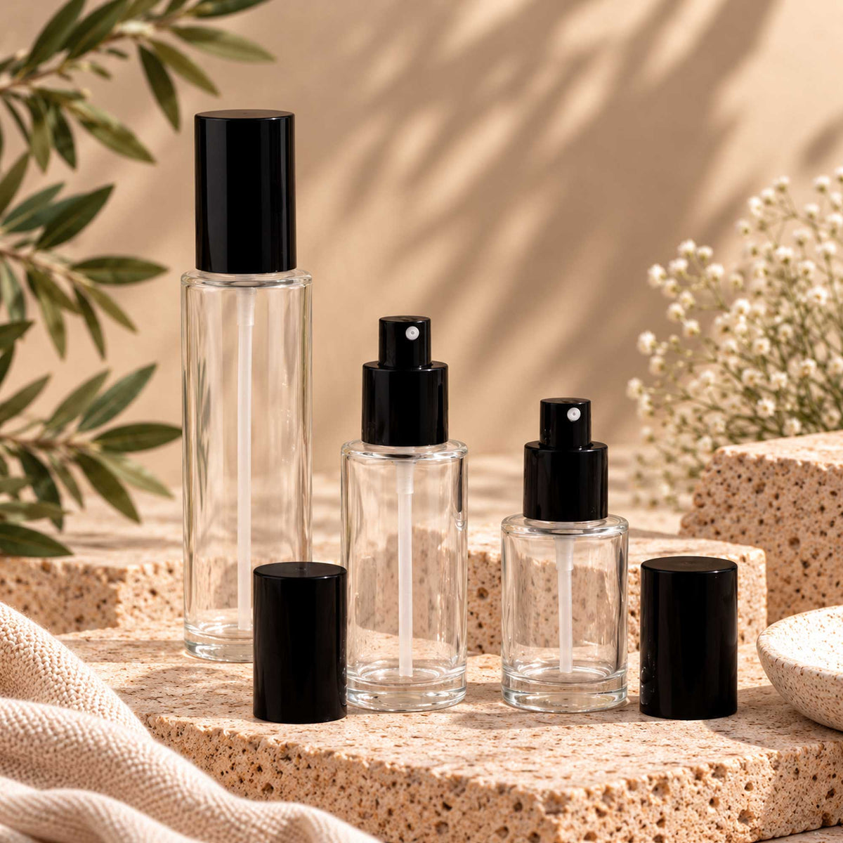 HERA staklena bočica 30-100ml, transparentna, sa crnim aluminijumskim sprej raspršivačem - 428100/200/400 - 429910