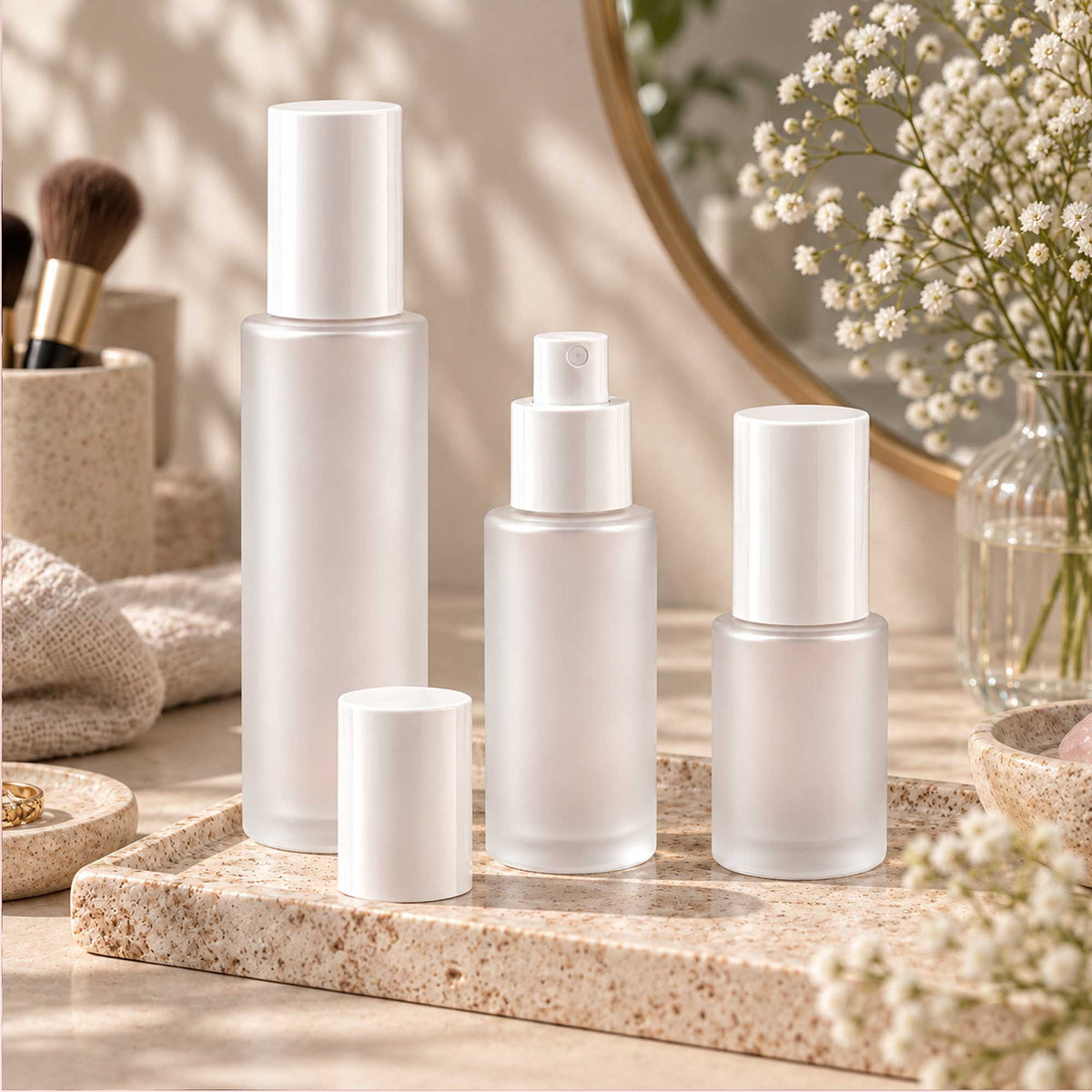 HERA staklena bočica 30-100ml, mat bela (frosted), sa belim aluminijumskim sprej raspršivačem - 428130/230/430 - 429910