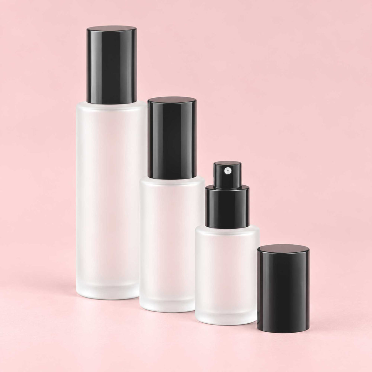 HERA staklena bočica 30-100ml, mat bela (frosted), sa crnim aluminijumskim sprej raspršivačem - 428130/230/430 - 429910