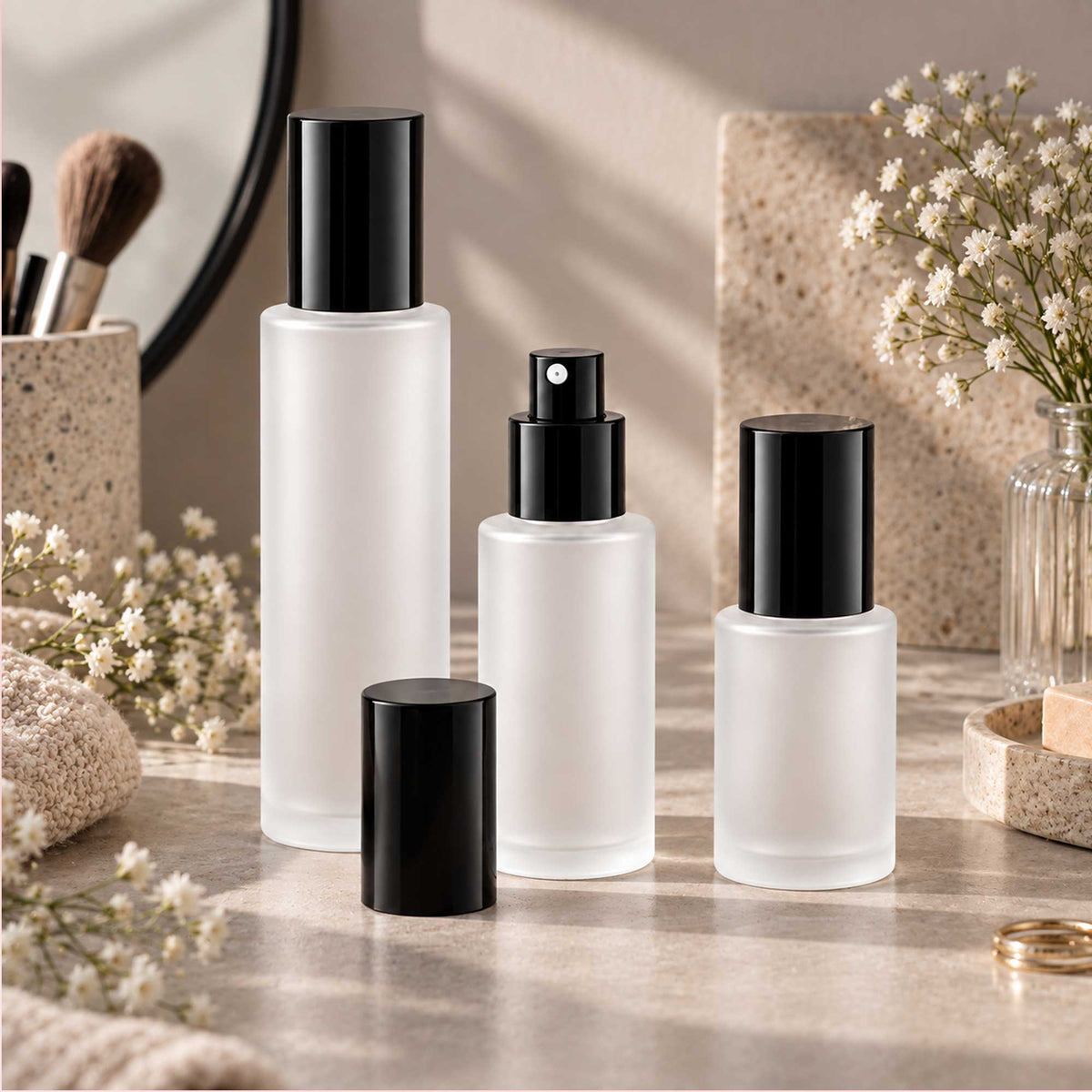 HERA staklena bočica 30-100ml, mat bela (frosted), sa crnim aluminijumskim sprej raspršivačem - 428130/230/430 - 429910