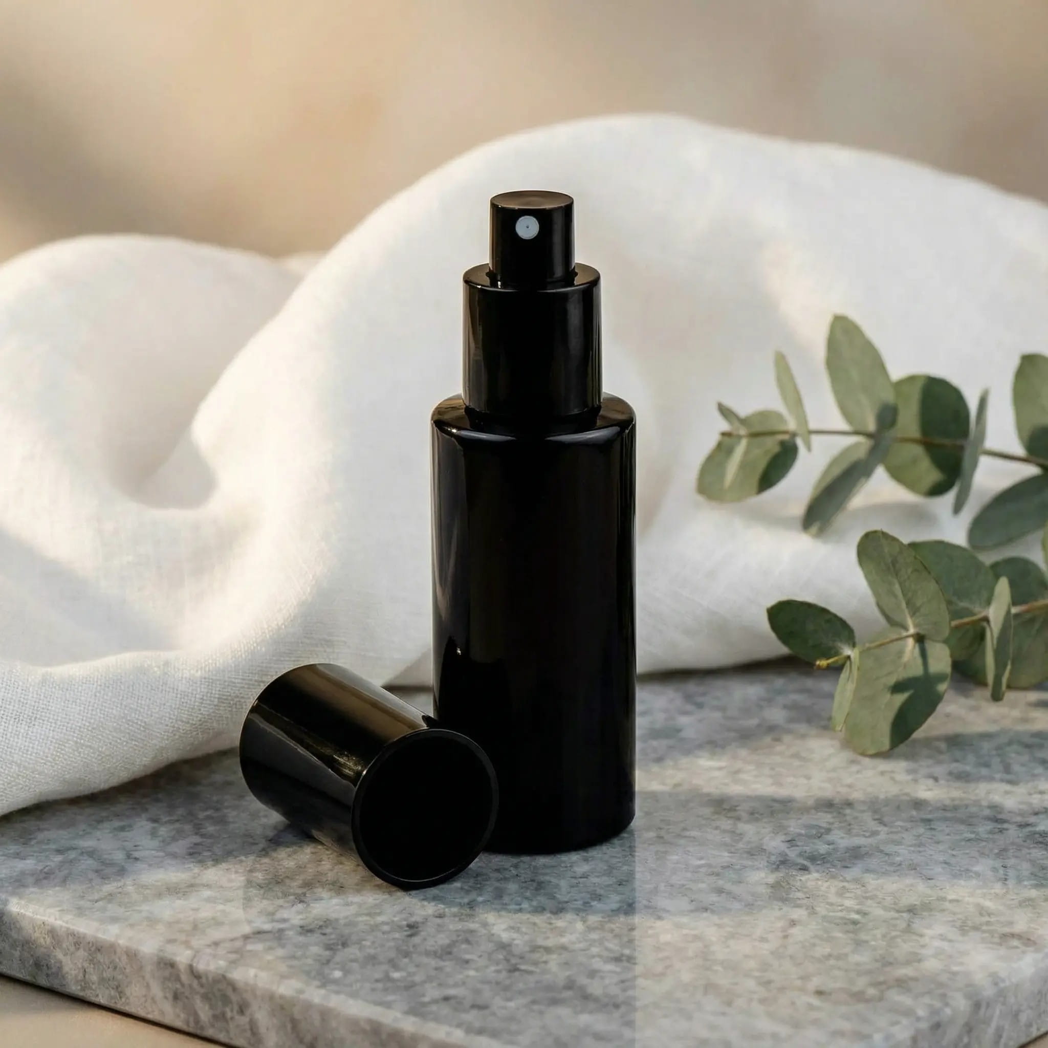 HERA 50ml crna staklena bočica sa crnim sprej raspršivačem - 428270