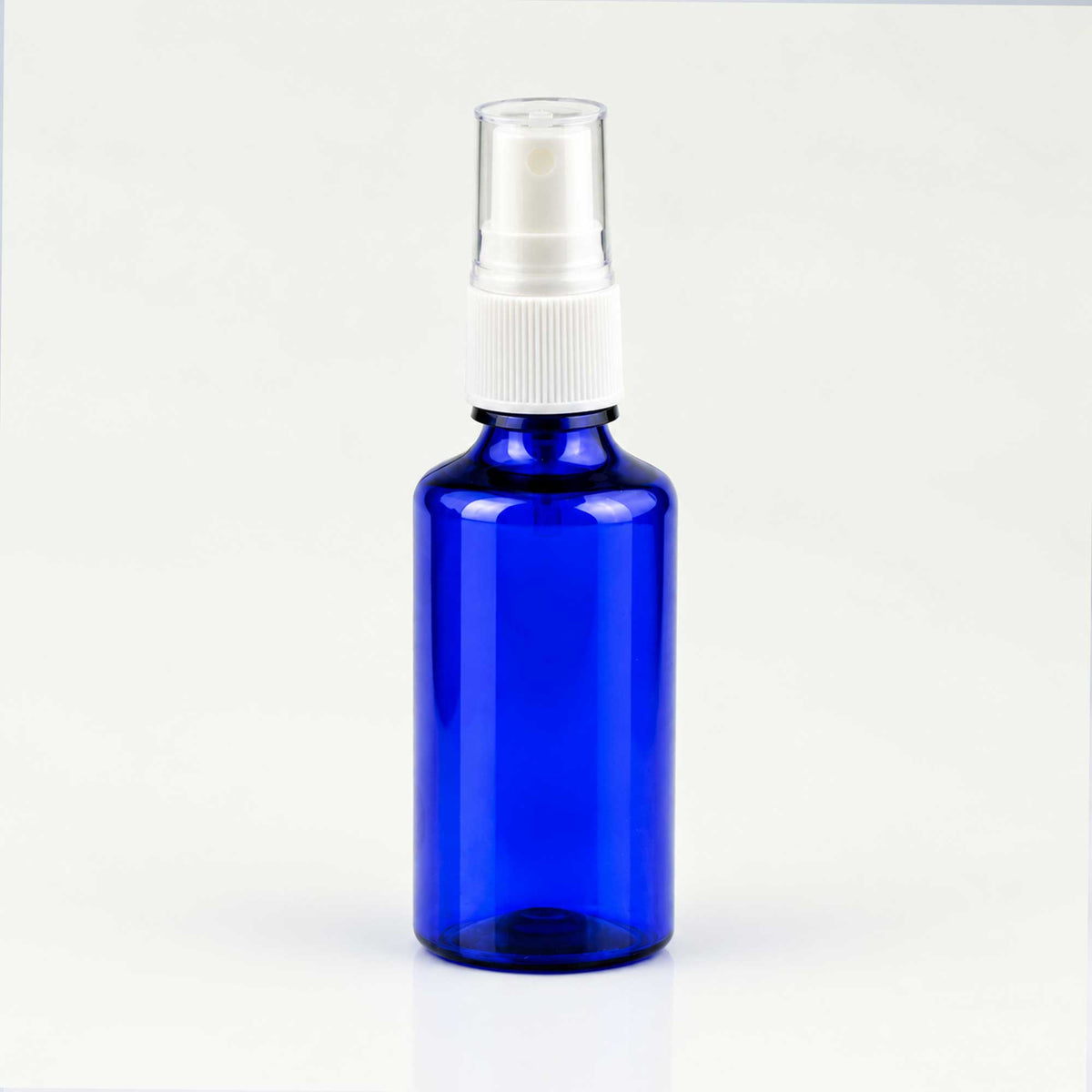 Plava PET bočica 50 ml sa belim sprej raspršivačem, grlo 18 mm - 413400 - 424100 | Bazika