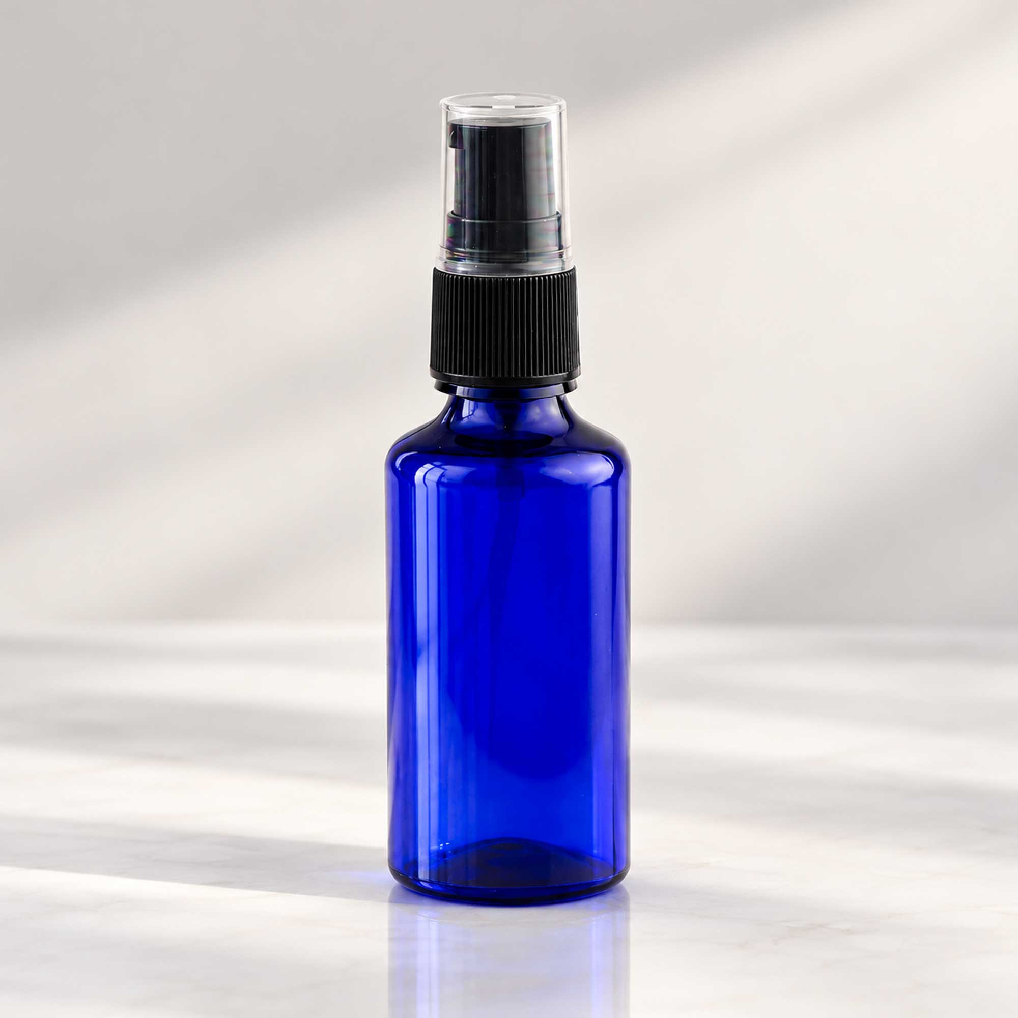 Plava PET bočica 50 ml sa crnom gel-serum pumpicom, grlo 18 mm - 413400 - 425110 | Bazika