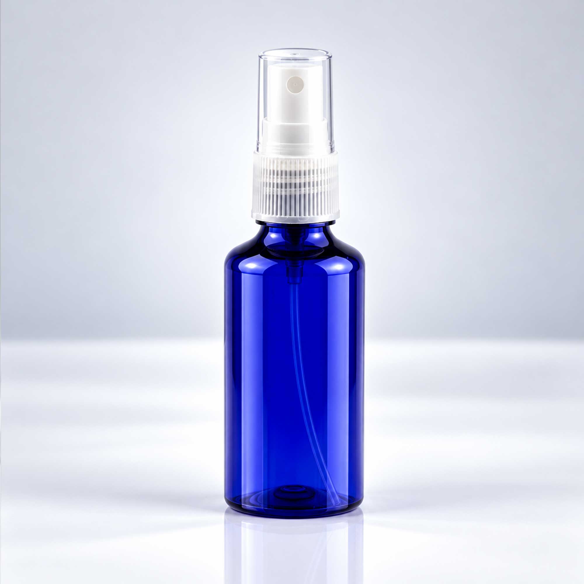 Plava PET bočica 50 ml sa transparentnim sprej raspršivačem, grlo 18 mm - 413400 - 424120 | Bazika